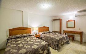 Suites Poliforum Inn
